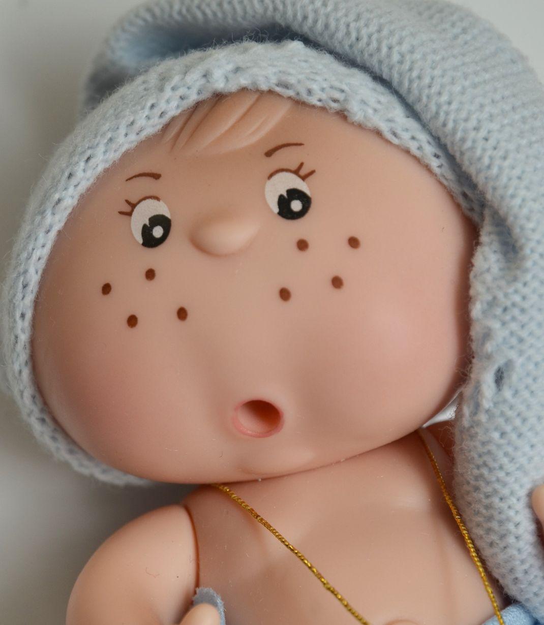 Chlapeček v modré dlouhé čepičce od firmy Berjuan