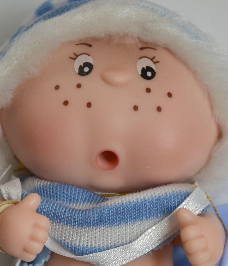 Chlapeček v dlouhé modrobílé čepičce od firmy Berjuan