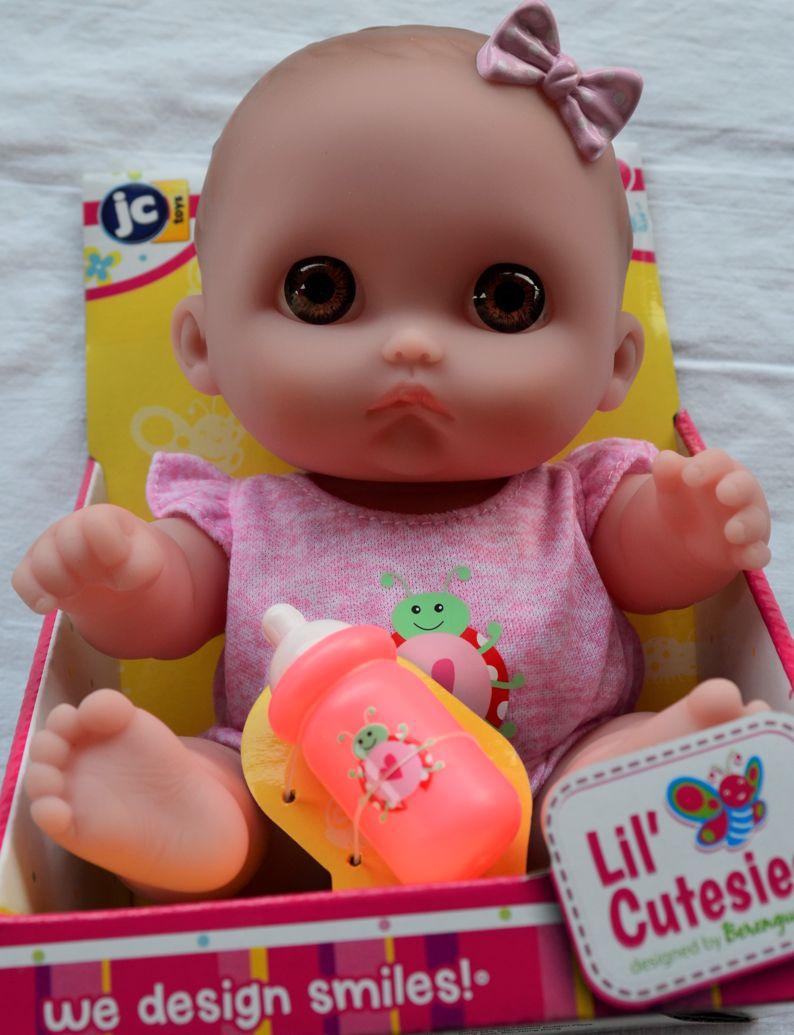 Ebbi - panenka s růžovou mašličkou od firmy JC Toys ze Španělska