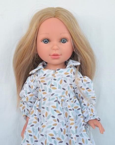 Realistická panenka Paulina s béžovou bekovkou od firmy Vestida de Azul