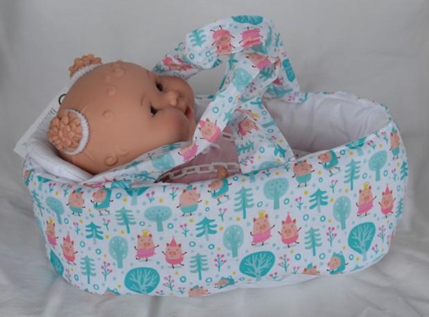 Miminko Nenote - holčička Paloma v přenosné tašce s prasátky od španělské firmy Marina & Pau