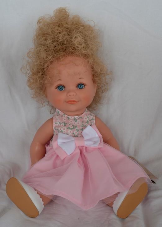 Betty - delší blonďaté kudrnaté vlasy od firmy Lamagik ze Španělska