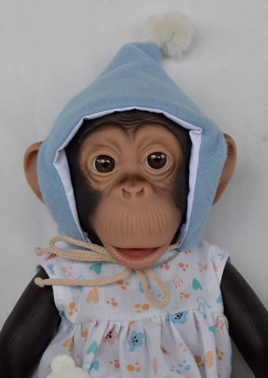 Šimpanzí chlapec Nilo ve skřítkovské čepici od firmy Asivil ze Španělska