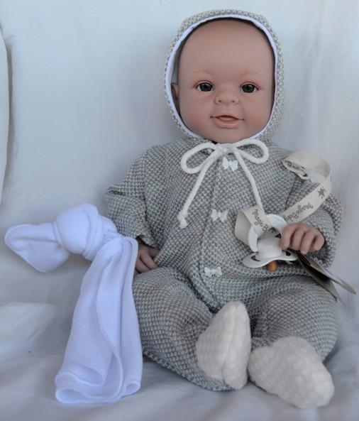 Realistické miminko - holčička Paula v šedo-bílém overalu s kapucou od firmy Lamagik
