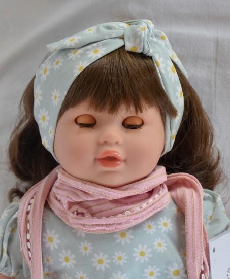 Realistická panenka- Tina v šatech s kopretinami od španělské firmy Marina & Pau