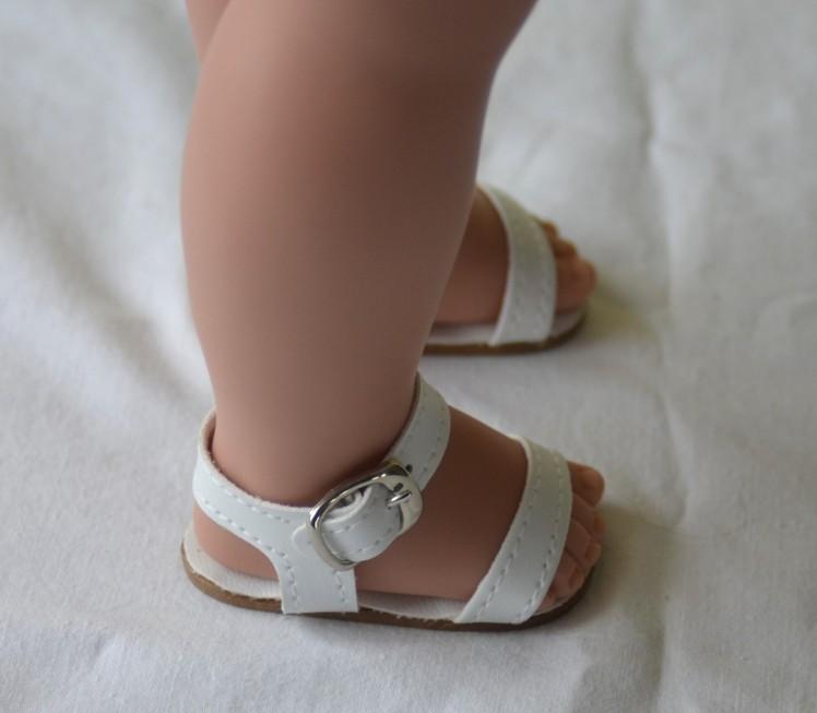 Bílé sandály s přeskou