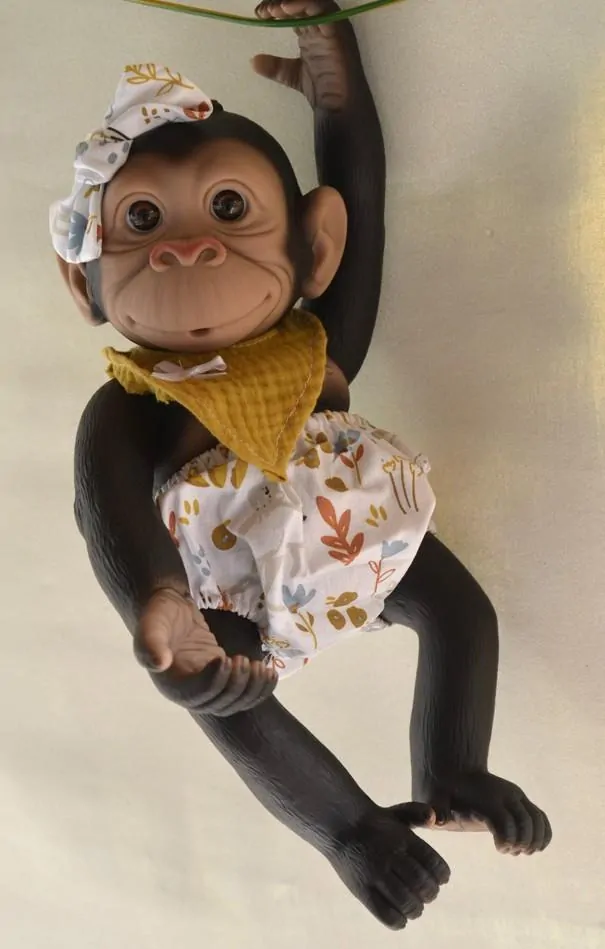Opička v kalhotkách a žlutém bryndáčku od RosaToys