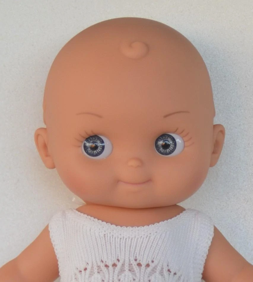 Panenka Mini Panchas - modré oči- v bílém pyžámku ze Španělska