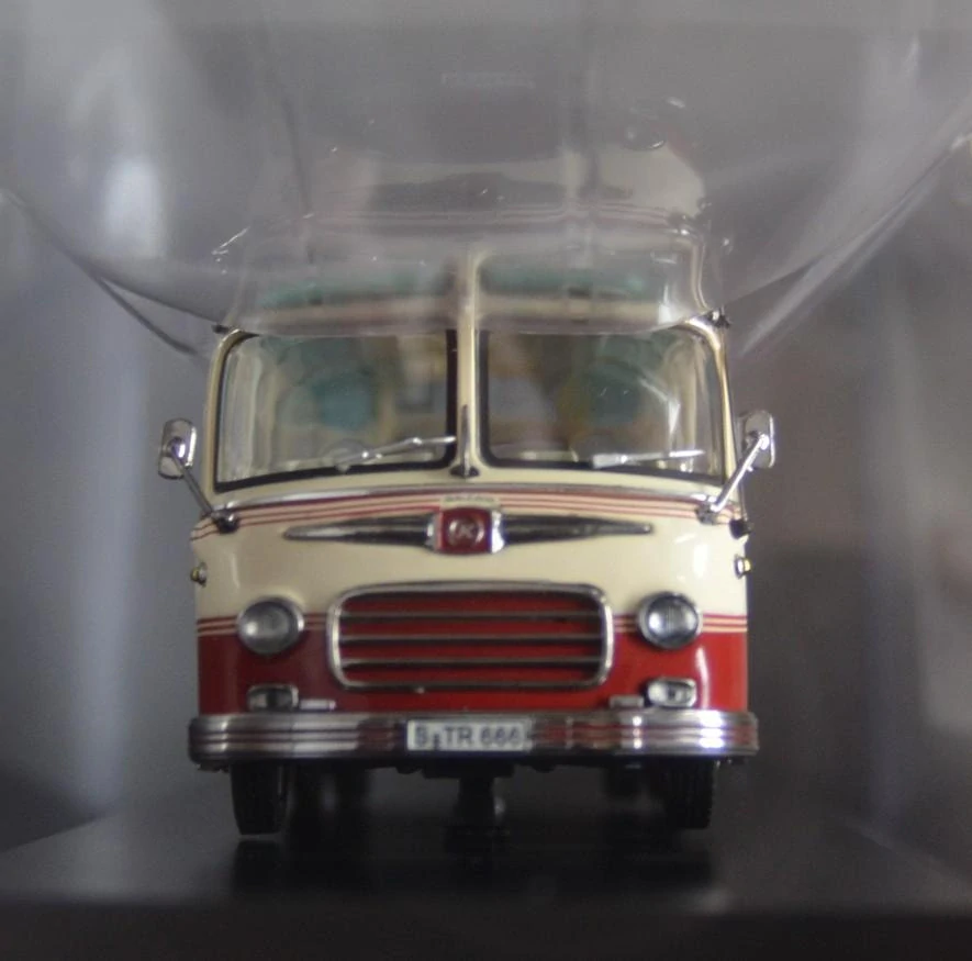 Béžovo-červený autobus se zahrádkou a zavazadly