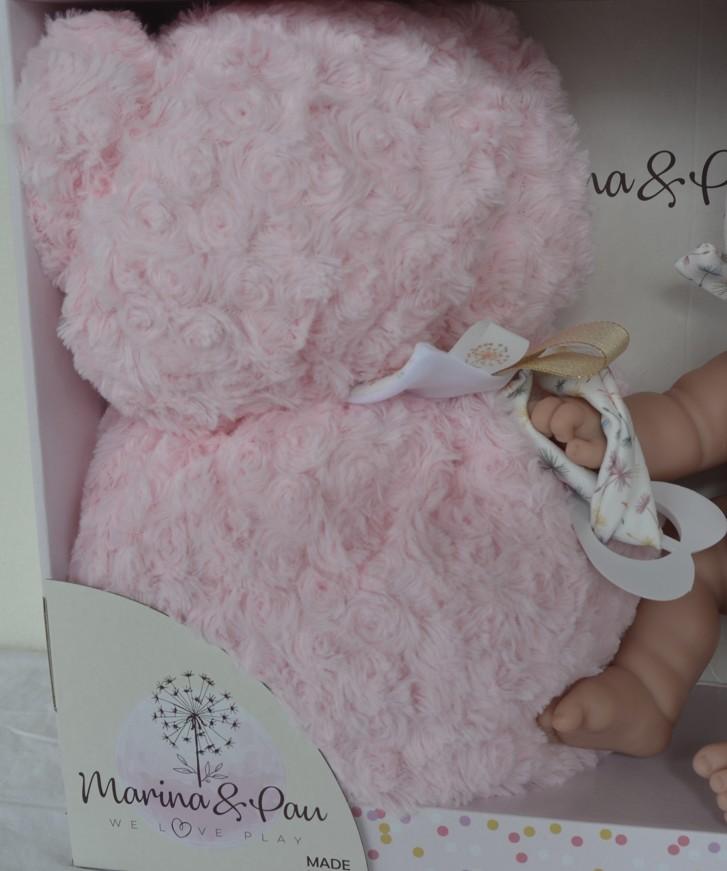 Realistické miminko - holčička Poppy s polštářkem složeným do tvaru medvídka od španělské firmy Marina & Pau