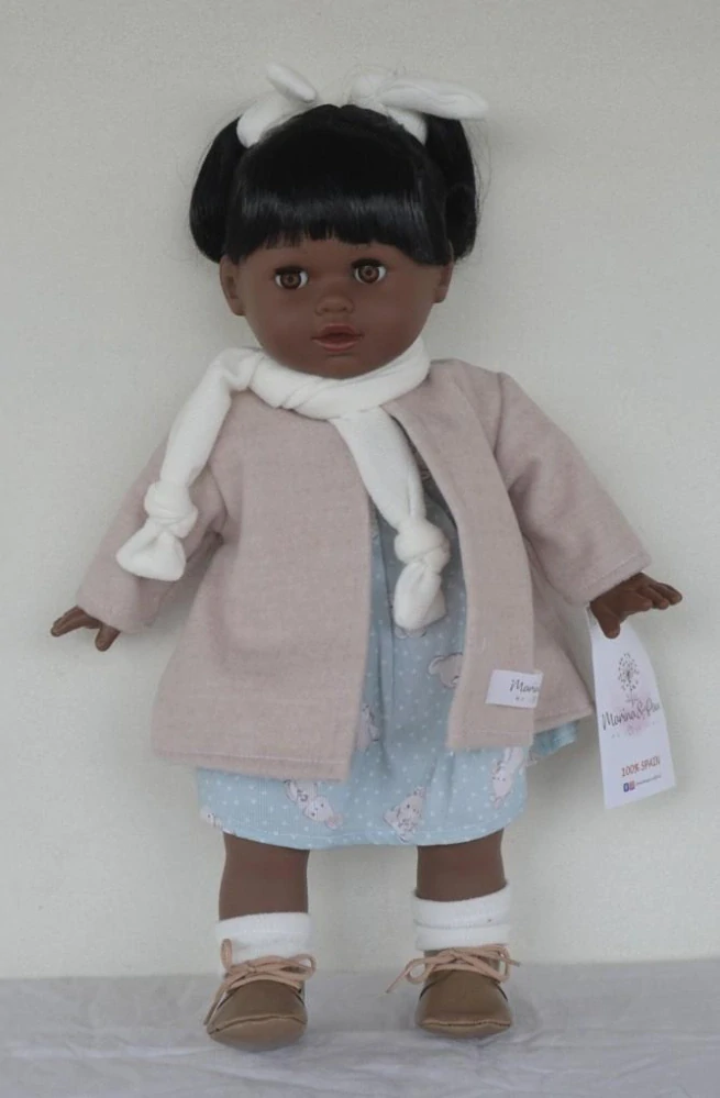 Snědá realistická panenka- Tina s bílou šálou kolem krku od španělské firmy Marina & Pau