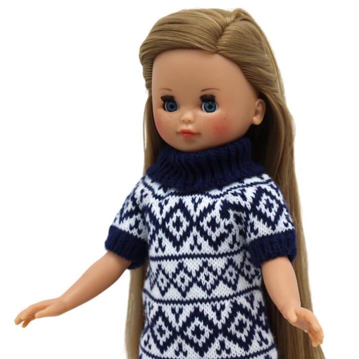 Panenka Elena v modro-bílých pletených šatech od firmy Folk Artesanía