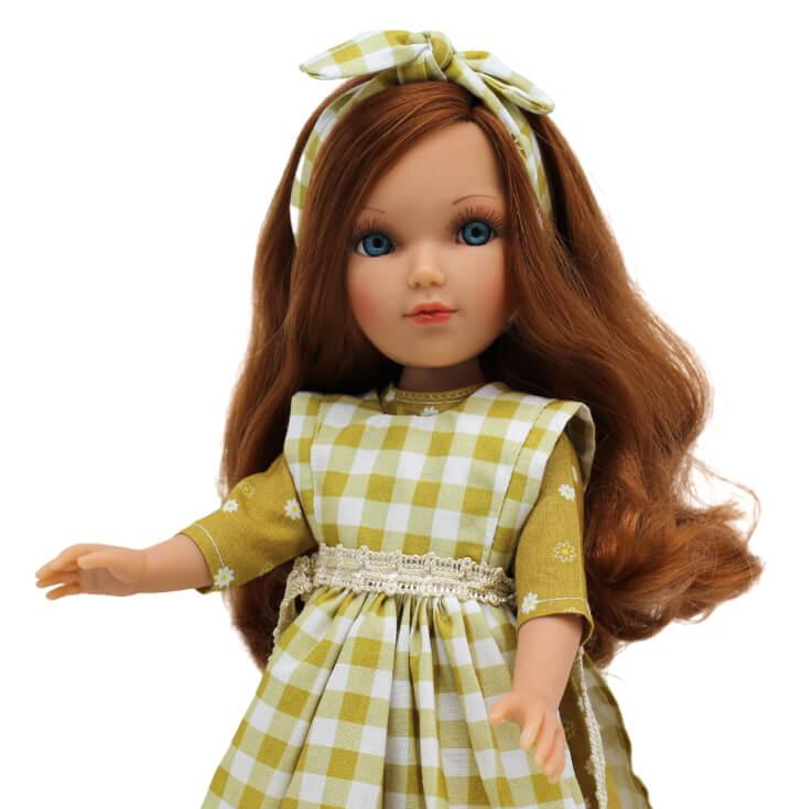 Panenka Mari´s v puntíkových šatech hořčicové barvy od firmy Folk Artesanía