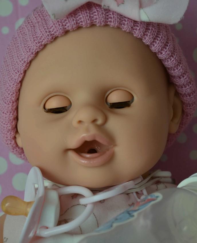 Interaktivní miminko holčička Pepa tmavě růžová čepice kolekce PeBaby Susú od firmy Berjuan ze Španělska
