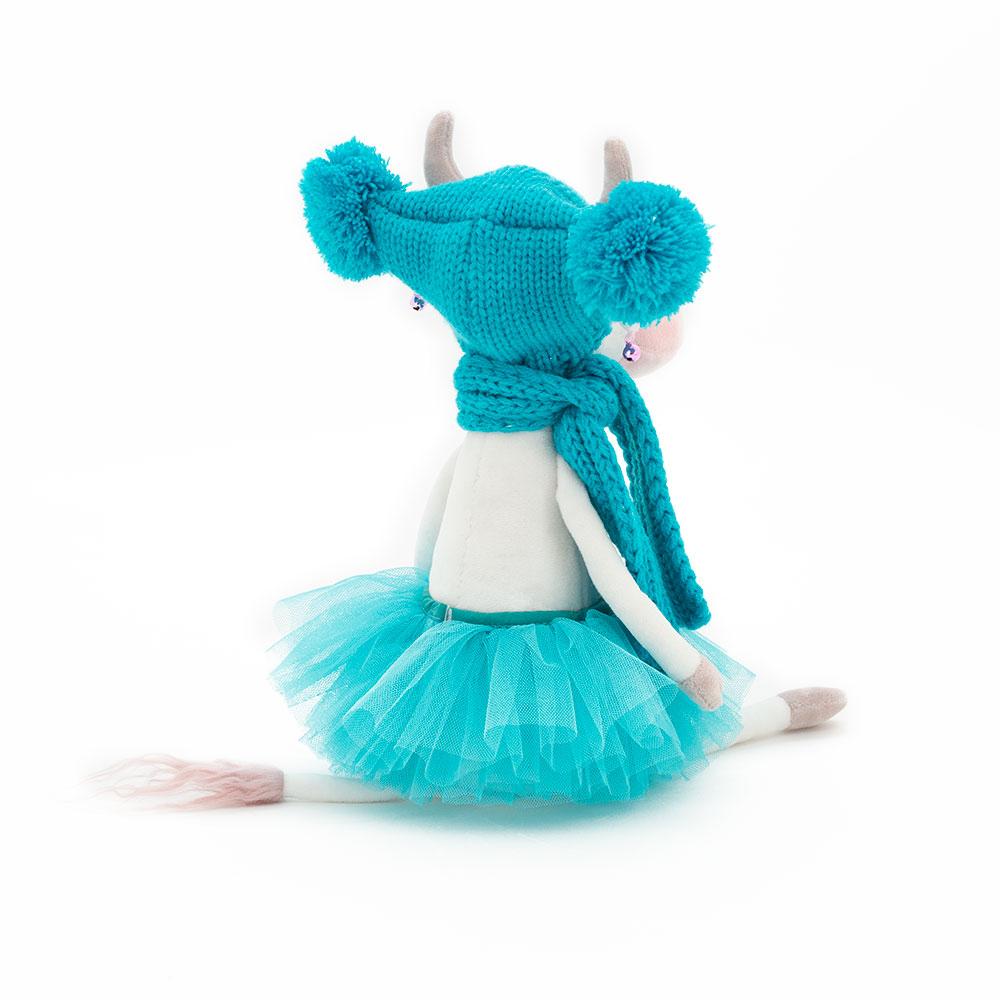 Kravička Caramello v modrém oblečení  od firmy ORANGE TOYS - 25 cm