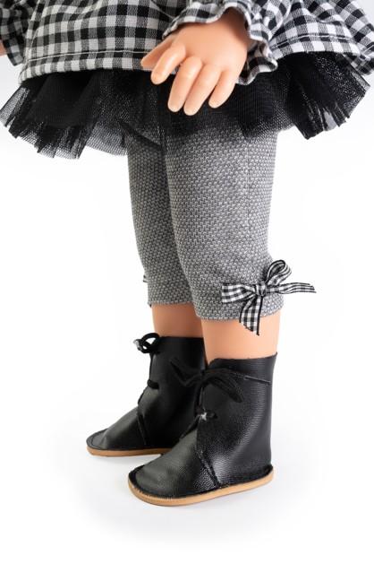 Realistická panenka  Bella v černo-bílých kostkovaných šatech  od firmy Antonio Juan ze Španělska