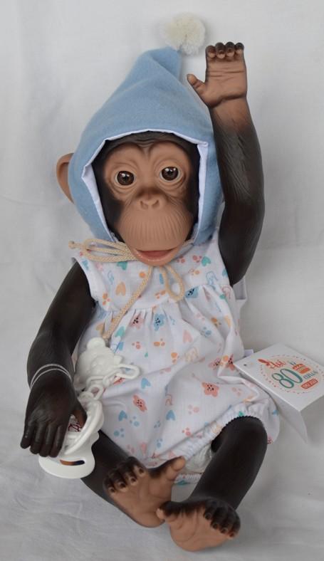 Šimpanzí chlapec Nilo ve skřítkovské čepici od firmy Asivil ze Španělska