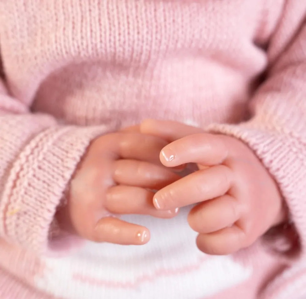 Reborn miminko - Sweet Reborn Luca v pleteném oblečku od Antonio Juan