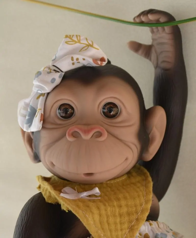 Opička v kalhotkách a žlutém bryndáčku od RosaToys