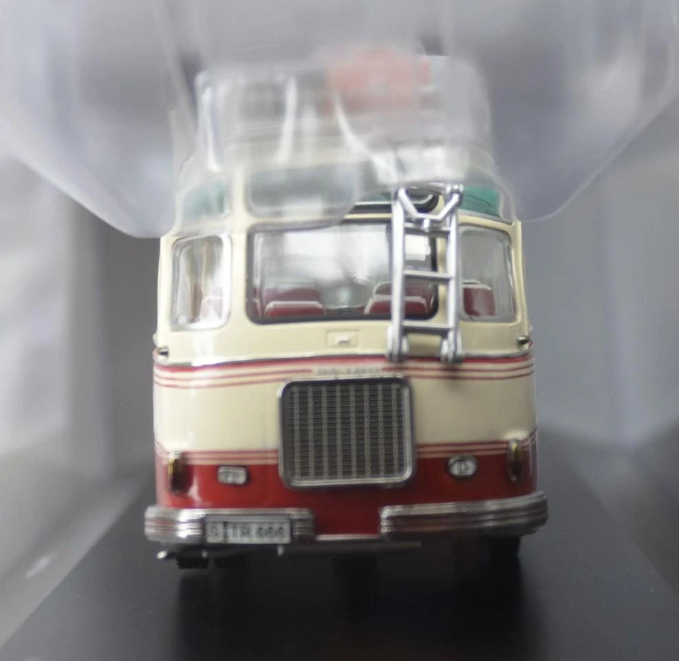 Béžovo-červený autobus se zahrádkou a zavazadly