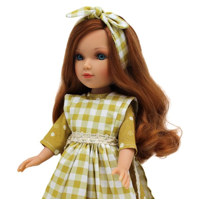 Panenka Mari´s v puntíkových šatech hořčicové barvy od firmy Folk Artesanía