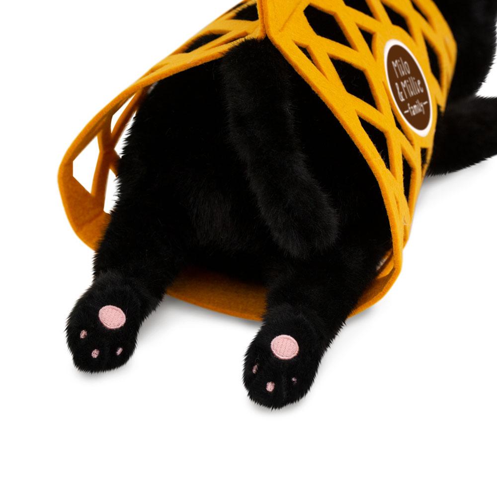 Černá kočička Milo v přepravce od firmy ORANGE TOYS