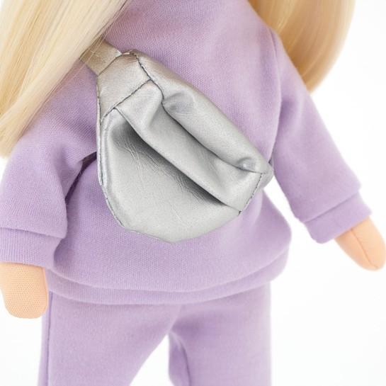 Panenka Mia ve fialové teplákové soupravě od firmy ORANGE TOYS