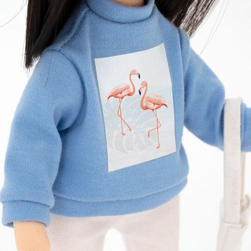 Panenka Lilu ve světle modré mikině s plameňáky od firmy ORANGE TOYS