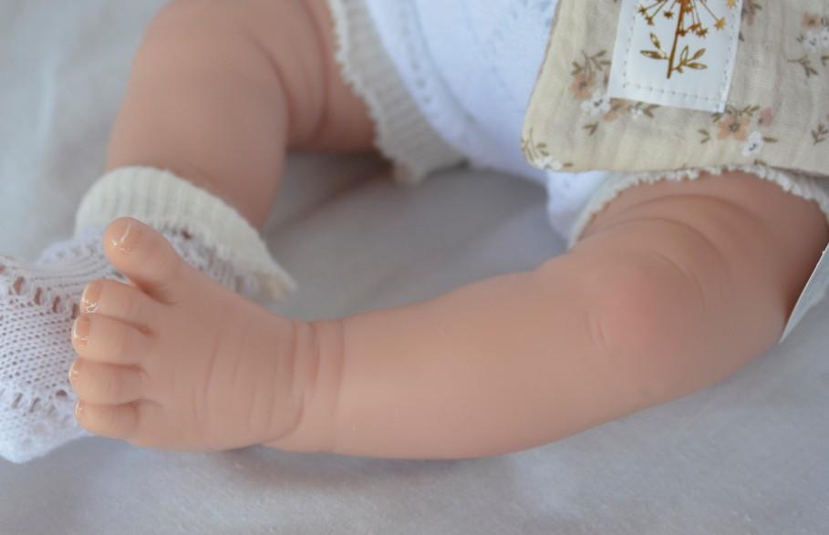 Reborn miminko Alina v bílém pleteném bodíčku od firmy Marina & Pau