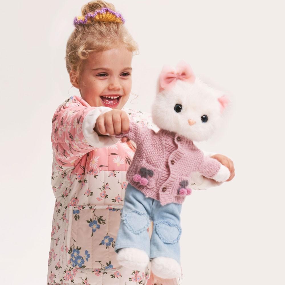 Orange Toys – Lucky Sophie s tělíčkem s kostřičkou s pletenými třešničkami na kapsách svetříku