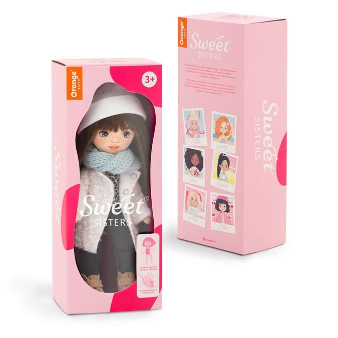 Panenka Sophie v bílém huňatém kabátku od firmy ORANGE TOYS