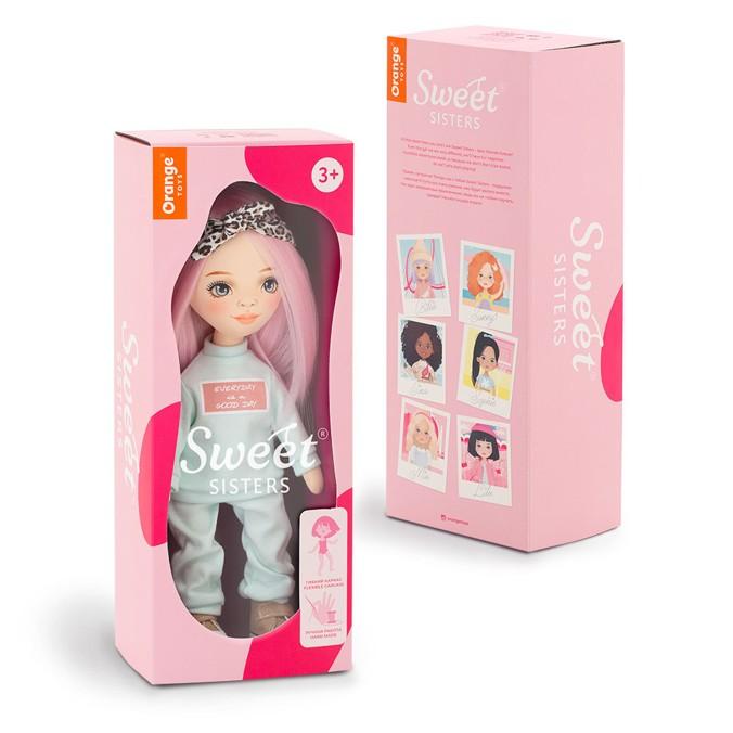 Panenka Billie ve světle modré teplákové soupravě od firmy ORANGE TOYS