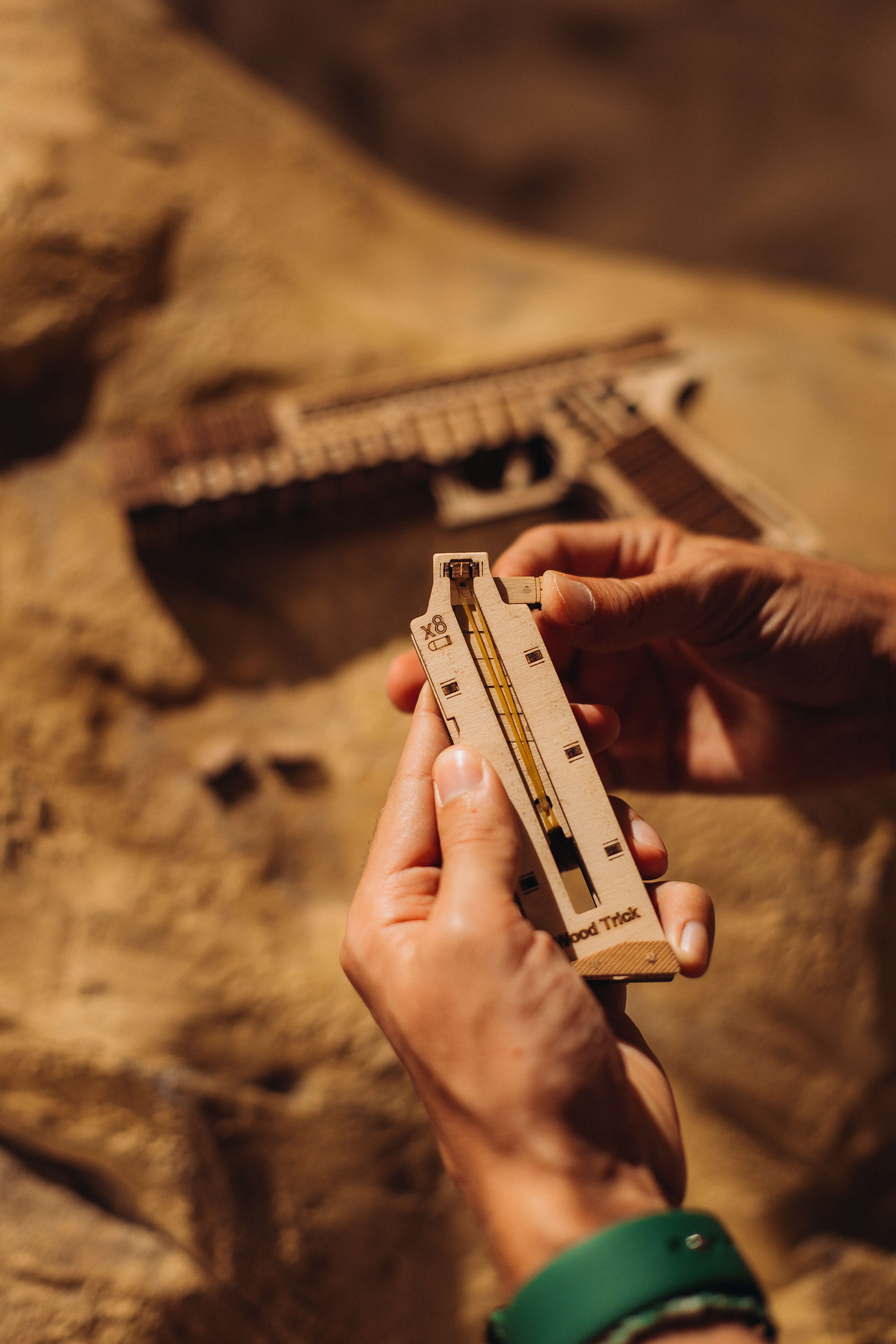 Wood Trick "Obranná zbraň" - 3D dřevěné mechanické puzzle 