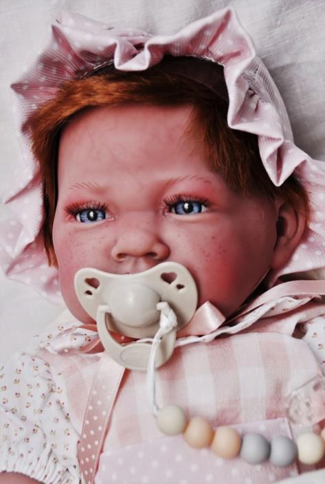 Sweet Reborn  -miminko s zrzavými vlásky ve spacím pytli od Antonio Juan