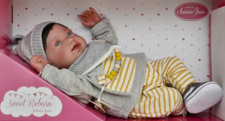 Reborn miminko - Sweet Reborn Pipo v teplákové soupravě od Antonio Juan