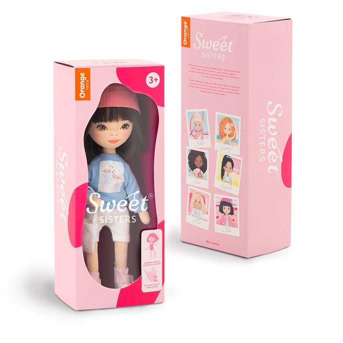 Panenka Lilu ve světle modré mikině s plameňáky od firmy ORANGE TOYS