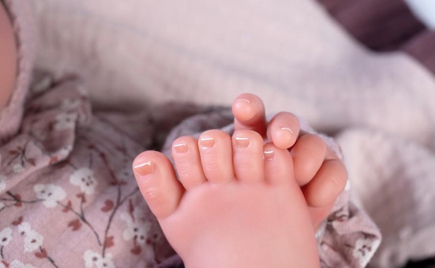 Reborn miminko - Sweet Reborn Lea na vínové dečce od Antonio Juan