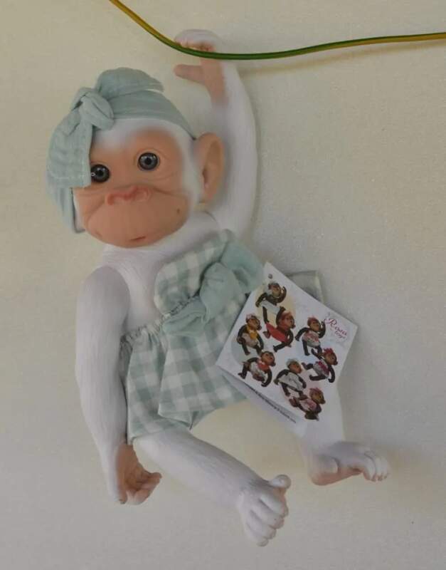 Bílá opička v  modro-bílé kostkované sukni  od RosaToys (BEBE MONO BLANCO 25 CM  ROSA )