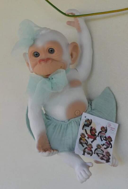 Bílá opička ve světle modré sukénce od RosaToys (BEBE MONO BLANCO 25 CM  ROSA )