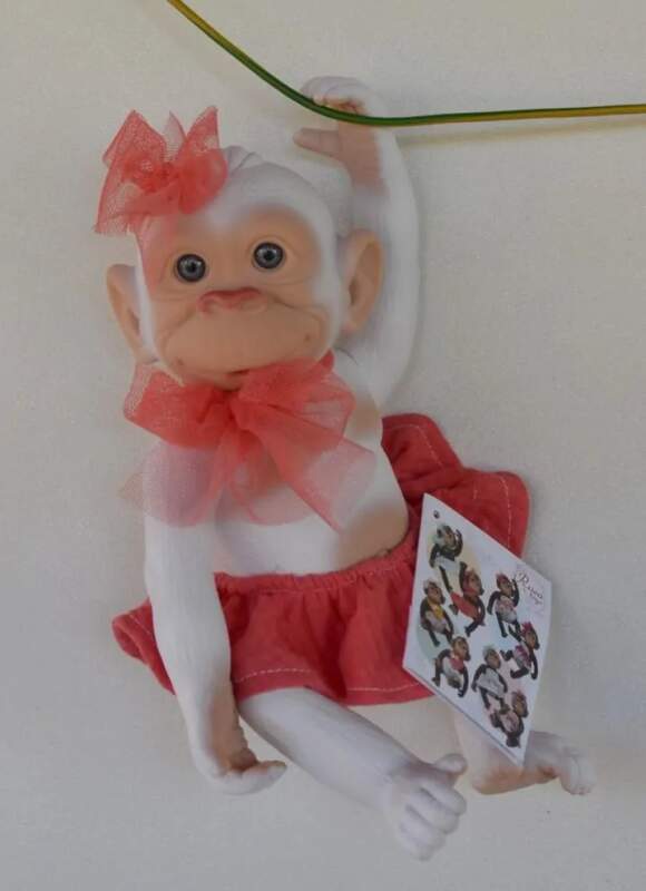 Bílá opička v červené sukénce od RosaToys (BEBE MONO BLANCO 25 CM  ROSA )
