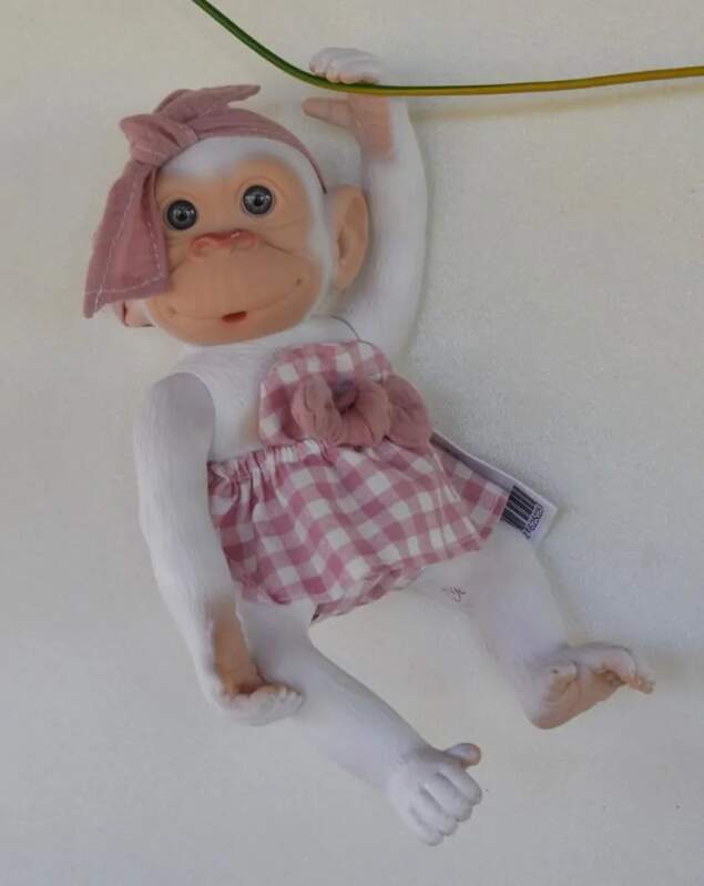 Bílá opička v kostkované růžovo-bílé sukni od RosaToys (BEBE MONO BLANCO 25 CM  ROSA )