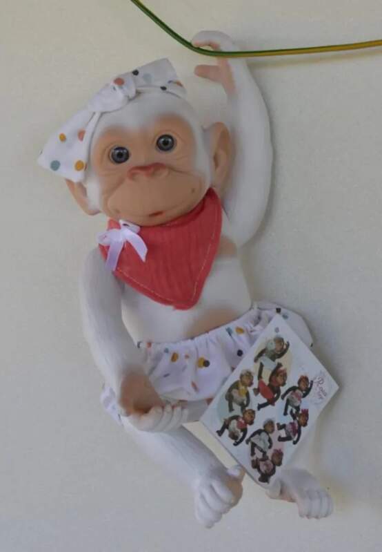 Bílá opička s červených bryndáčkem od RosaToys (BEBE MONO BLANCO 25 CM  ROSA )
