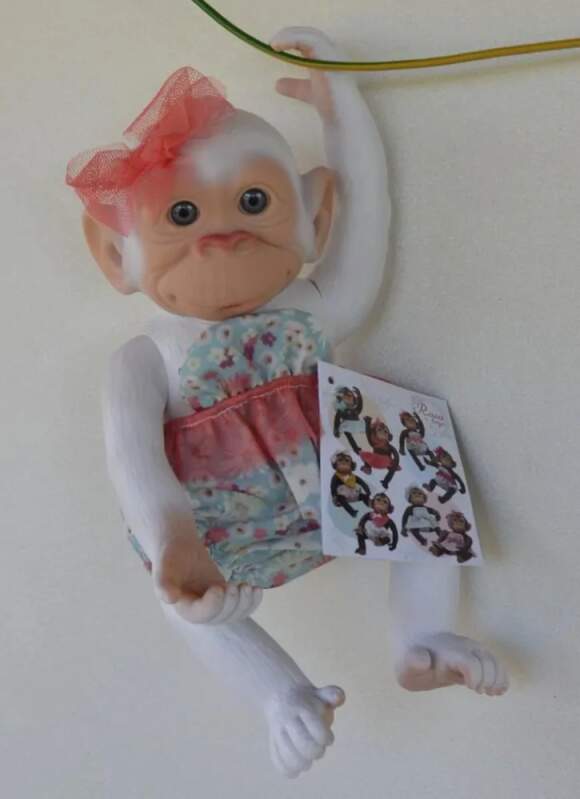 Bílá opička v modrých kalhotkách s laclem od RosaToys (BEBE MONO BLANCO 25 CM  ROSA )
