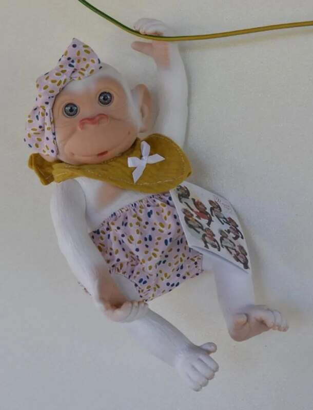 Bílá opička se světle hnědým bryndáčkem od RosaToys (BEBE MONO BLANCO 25 CM  ROSA )