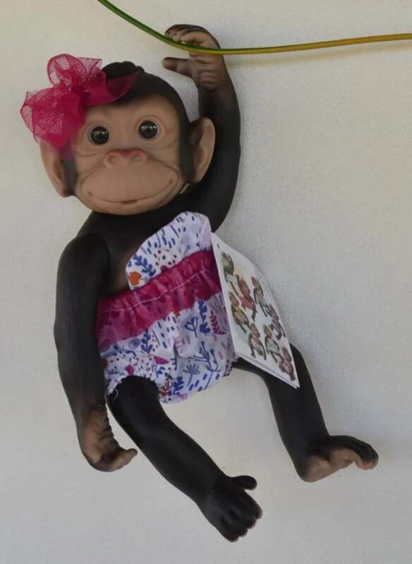 Opička v krátkých kalhotkách s vínovou krajkou od RosaToys (BEBE MONO  25 CM  ROSA )