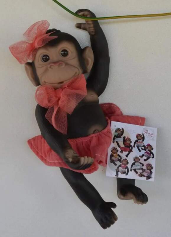 Opička v červené sukénce od RosaToys (BEBE MONO  25 CM  ROSA )