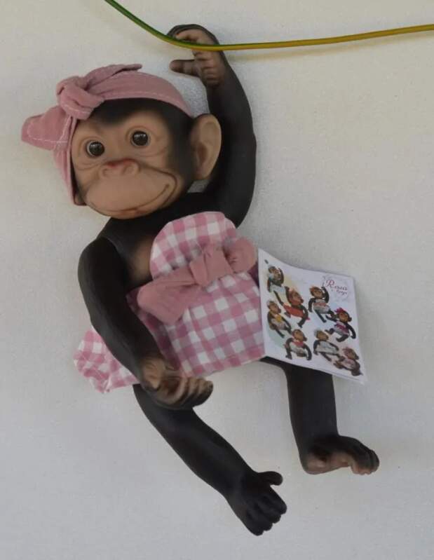 Opička v růžovo-bílé kostkované sukénce od RosaToys (BEBE MONO  25 CM  ROSA )