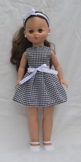 Panenka Sintra v černo-bílých šatech od firmy Folk Artesanía