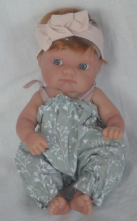 Realistická panenka - holčička - zrzka  Mufly v šedém overalu od Antonio Juan