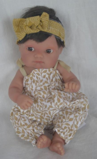 Realistická panenka - holčička - černovlasá Mufly ve zlato-bílém overalu od Antonio Juan